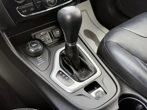 Used 2017 Jeep Cherokee Overland AWD/4WD image 19