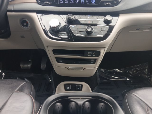 Used 2017 Chrysler Pacifica Touring-L Plus FWD image 4