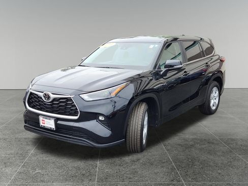 Certified 2024 Toyota Highlander LE FWD image 3