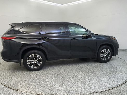 Used 2022 Toyota Highlander XLE AWD/4WD image 6