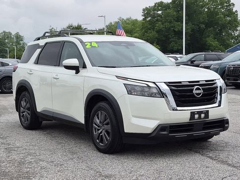 Used 2024 Nissan Pathfinder SV AWD/4WD image 2