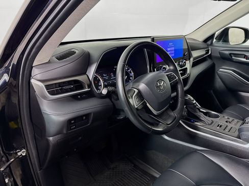 Used 2023 Toyota Highlander XLE AWD/4WD image 9