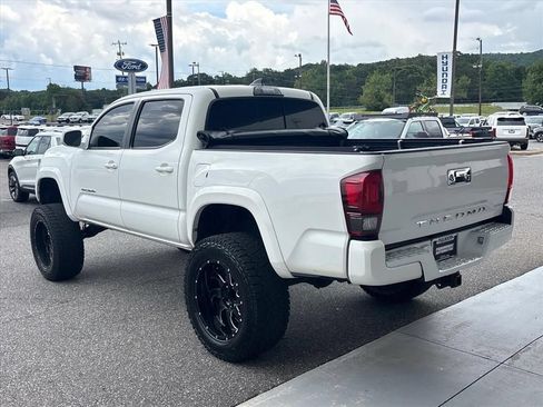 Used 2018 Toyota Tacoma SR5 RWD image 2