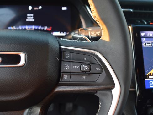 Used 2023 Jeep Grand Cherokee Limited w/ Luxury Tech Group II image 15