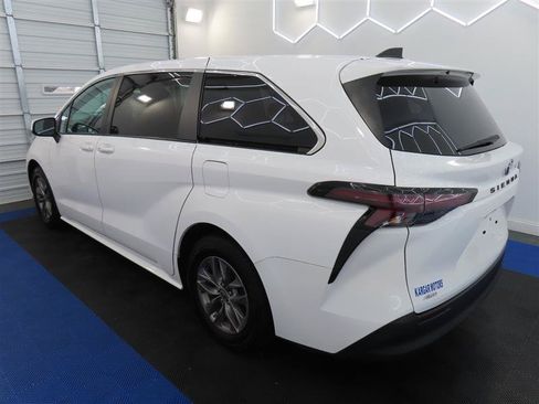 Used 2023 Toyota Sienna LE AWD/4WD image 10