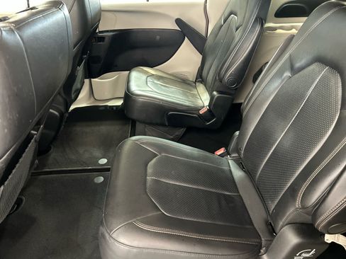 Used 2019 Chrysler Pacifica Touring-L FWD image 5