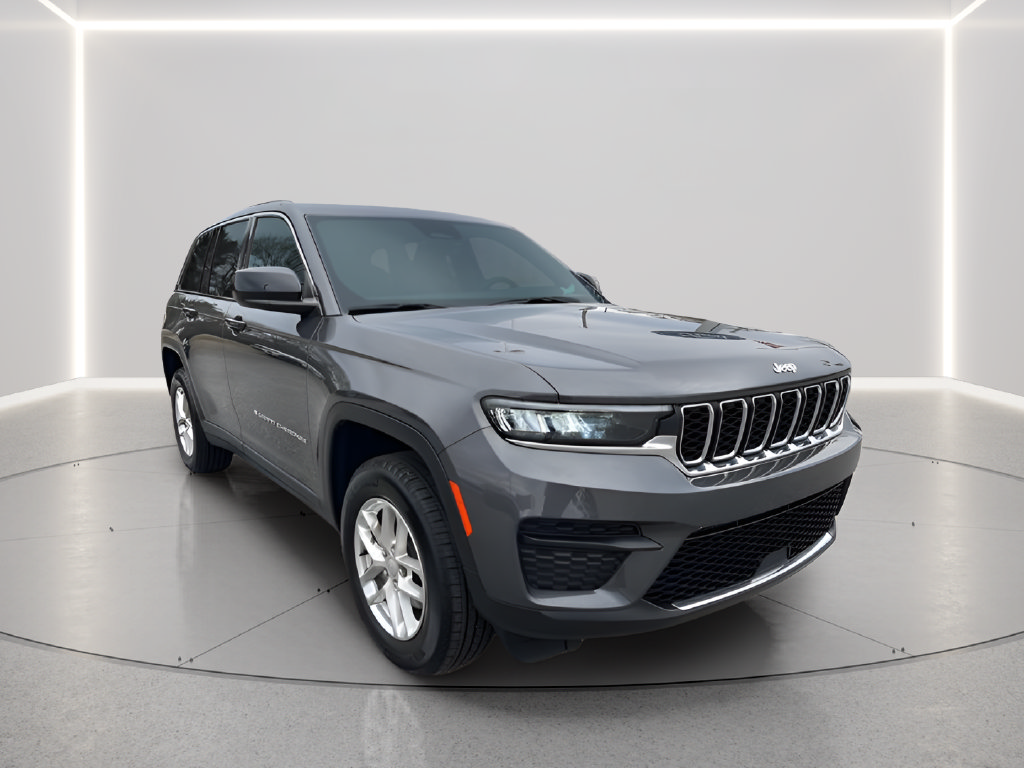 Used 2025 Jeep Grand Cherokee Laredo X RWD image 2