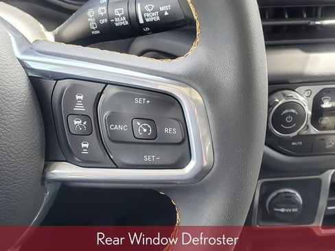 Used 2025 Jeep Wrangler Unlimited Sahara w/ Technology Group AWD/4WD image 21