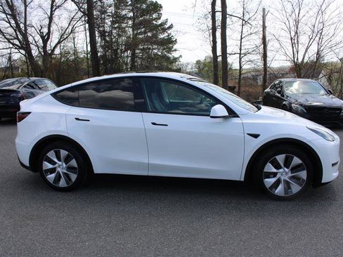 Used 2021 Tesla Model Y Long Range image 9