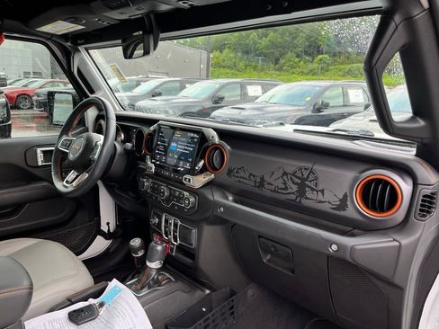 Used 2023 Jeep Gladiator Mojave w/ LED Lighting Group AWD/4WD image 10