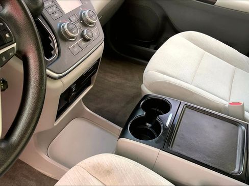 Used 2018 Toyota Sienna LE FWD image 16