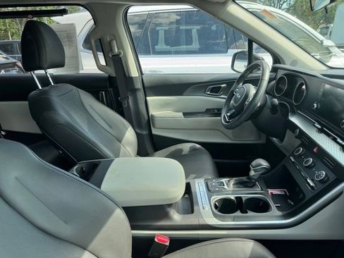Used 2024 Kia Carnival LX FWD image 8