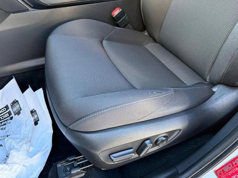 Used 2022 Toyota Venza LE image 16