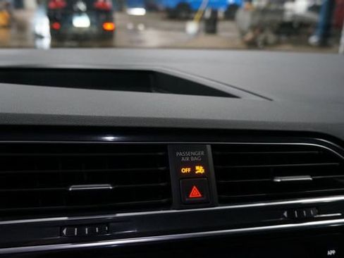 Certified 2023 Volkswagen Tiguan SE image 16