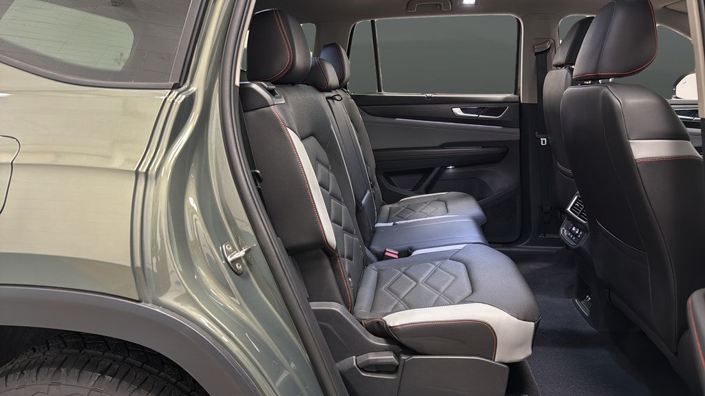 Used 2025 Volkswagen Atlas Peak Edition SE AWD/4WD image 26