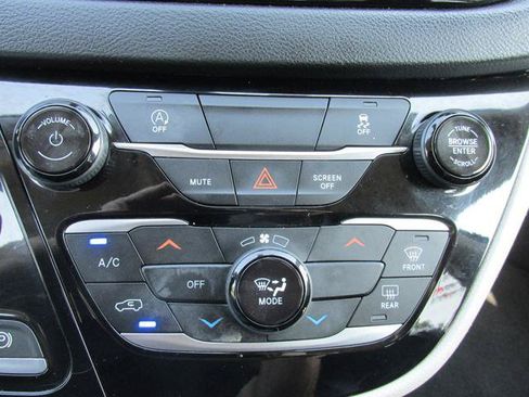 Used 2021 Chrysler Voyager Lxi FWD image 12