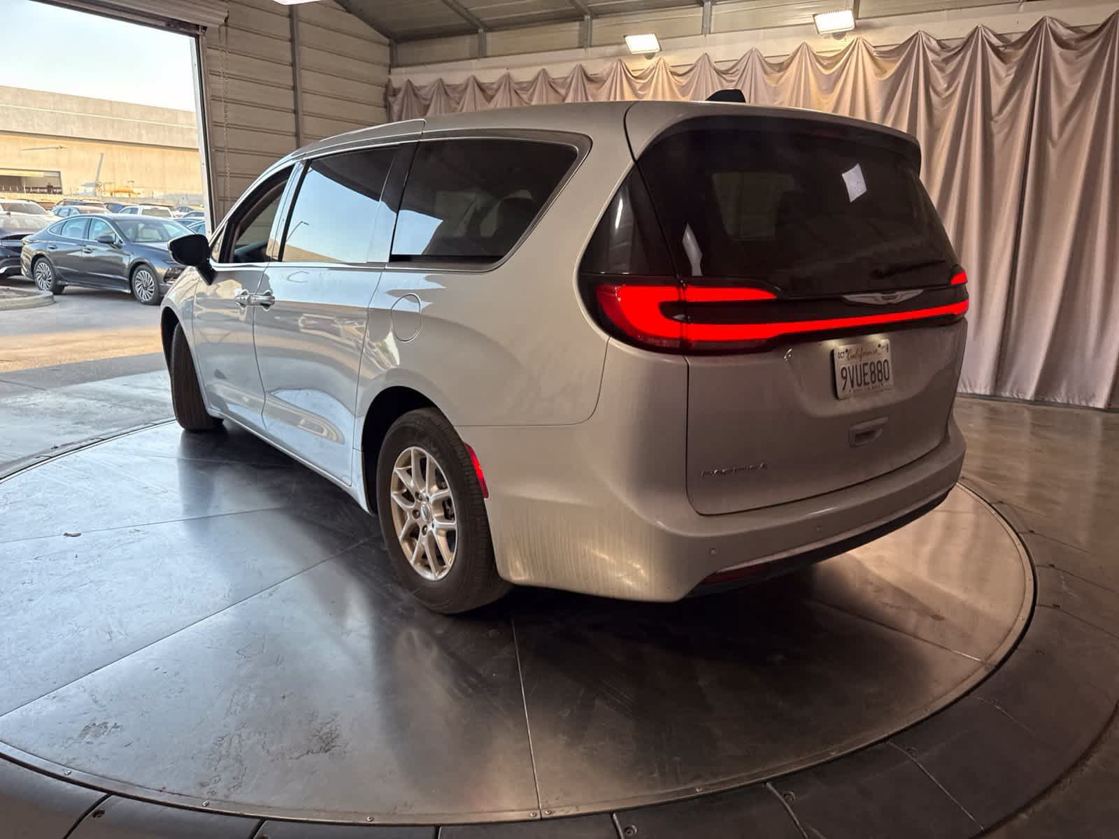 Used 2024 Chrysler Pacifica Touring-L FWD image 7