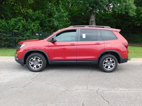 Used 2022 Honda Passport TrailSport image 2