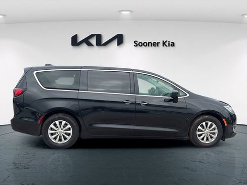 Used 2019 Chrysler Pacifica Touring Plus w/ Advanced Safetytec Group FWD image 7