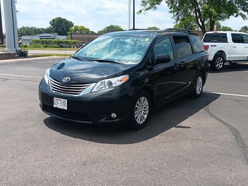 Used 2012 Toyota Sienna XLE FWD image 11