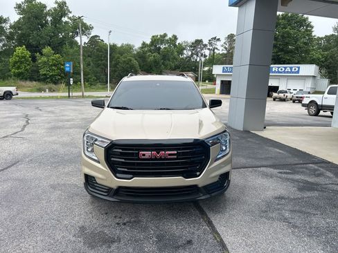 Used 2023 GMC Terrain SLE w/ Driver Convenience Package FWD image 2