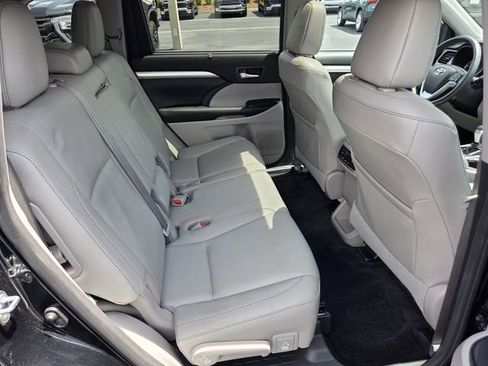 Used 2016 Toyota Highlander XLE AWD/4WD image 18