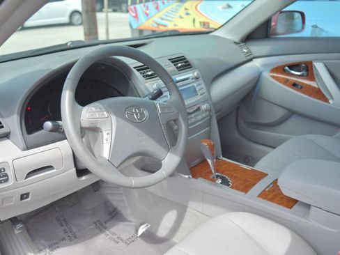 Used 2011 Toyota Camry XLE FWD image 18