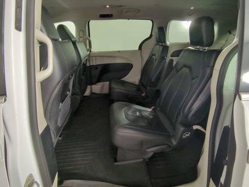 Used 2021 Chrysler Pacifica Touring-L image 20