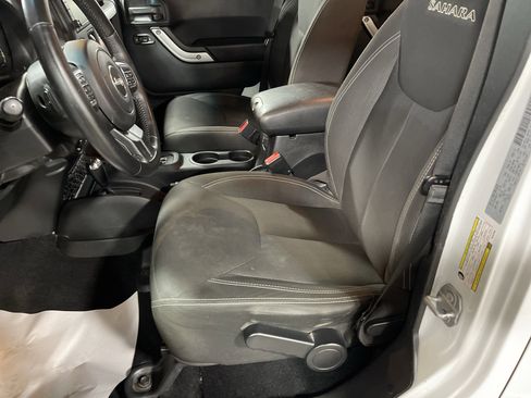 Used 2017 Jeep Wrangler Unlimited Sahara w/ Connectivity Group image 9