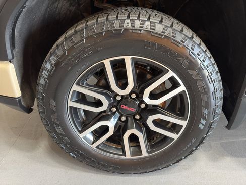 Used 2022 GMC Sierra 1500 AT4 w/ AT4 Premium Package AWD/4WD image 9