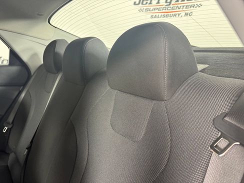 Used 2025 Hyundai Elantra SE FWD image 25
