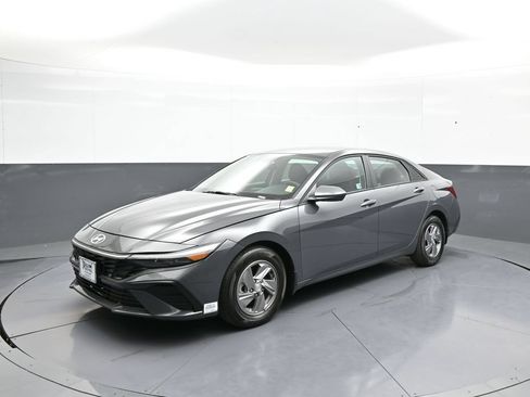 Certified 2025 Hyundai Elantra SE FWD image 1