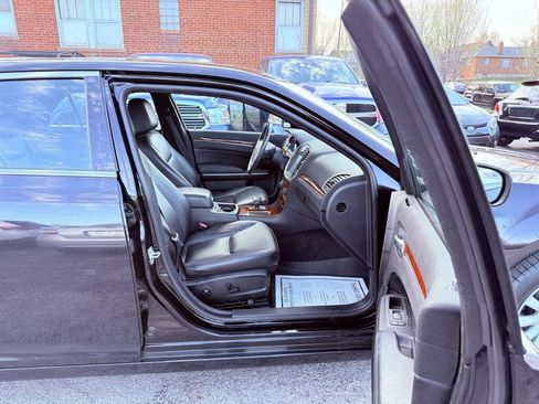 Used 2013 Chrysler 300 w/ Driver Convenience Group image 19