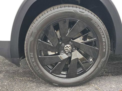 Used 2024 Volkswagen Atlas SE w/ Panoramic Sunroof Package image 12