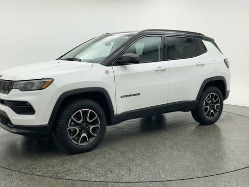 Used 2025 Jeep Compass Trailhawk AWD/4WD image 3