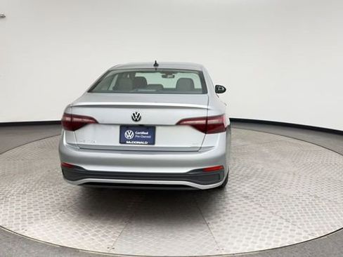 Certified 2023 Volkswagen Jetta SE FWD image 3