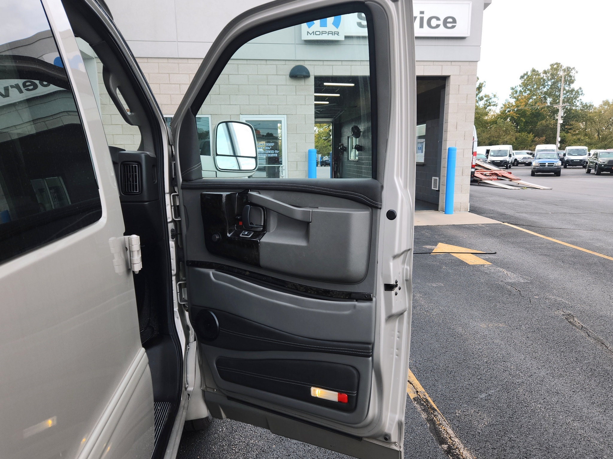 Used 2022 GMC Savana 2500 w/ Enhanced Convenience Package RWD image 33