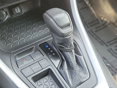 Certified 2021 Toyota RAV4 XLE FWD image 29