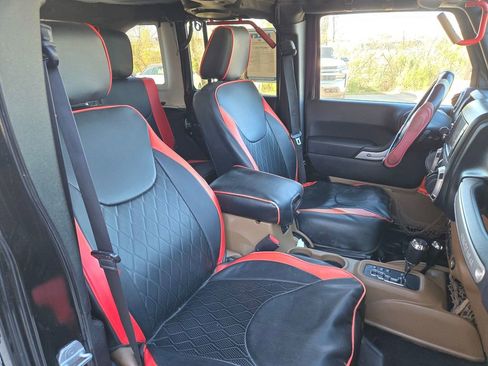 Used 2012 Jeep Wrangler Unlimited Sahara w/ Connectivity Group image 27