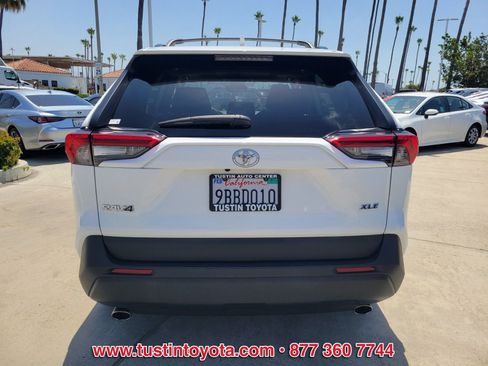 Certified 2020 Toyota RAV4 XLE w/ Convenience Package FWD image 5