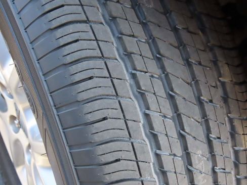 Used 2022 Chrysler Voyager LX image 7