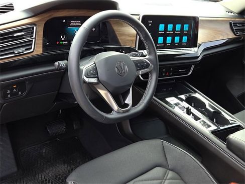 Used 2024 Volkswagen Atlas SE w/ Black Wheel Package image 15