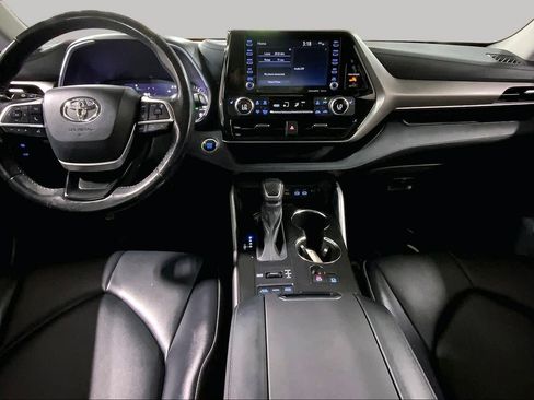 Used 2022 Toyota Highlander XLE AWD/4WD image 16