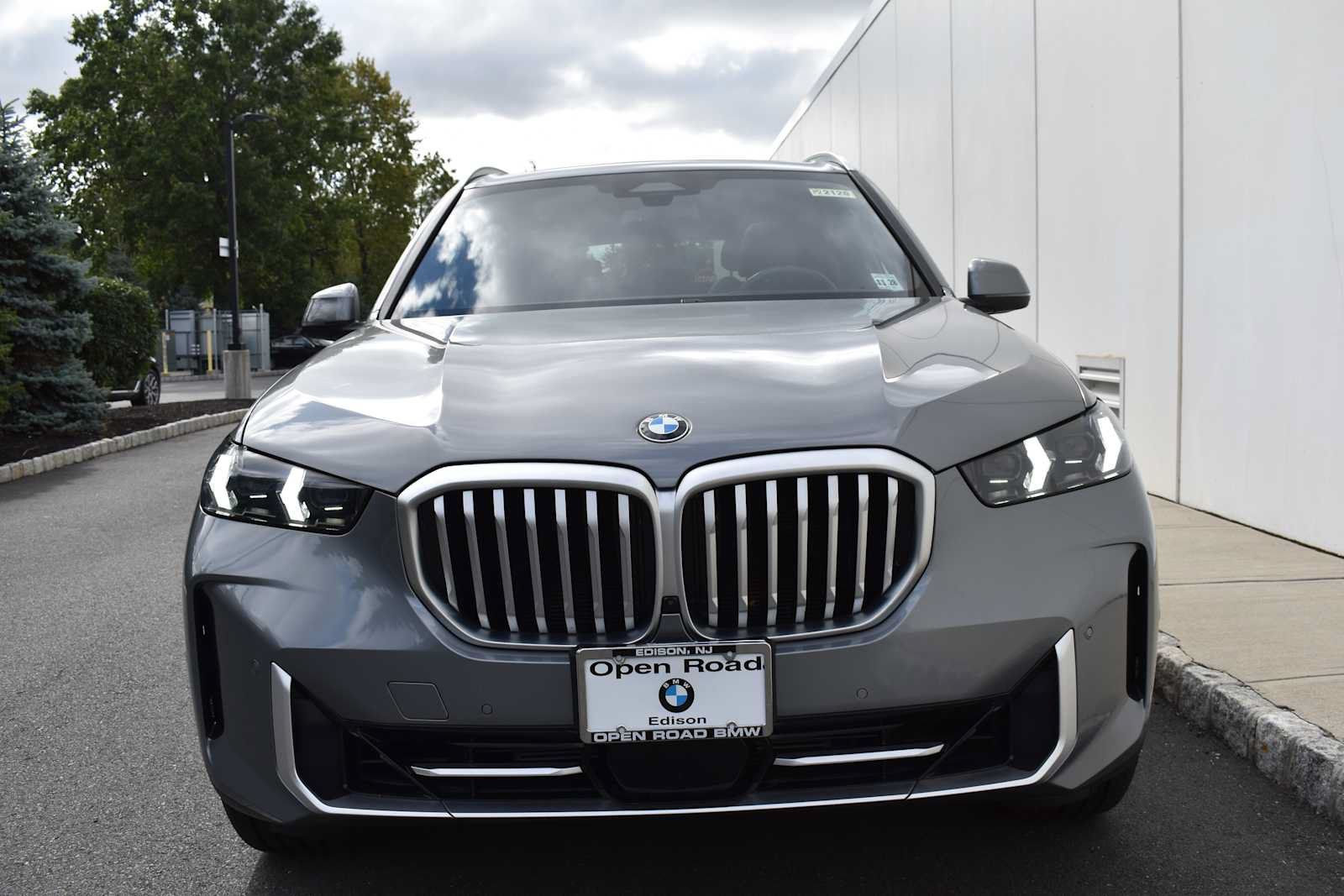 Used 2024 BMW X5 xDrive40i w/ Parking Assistance Package AWD/4WD image 2