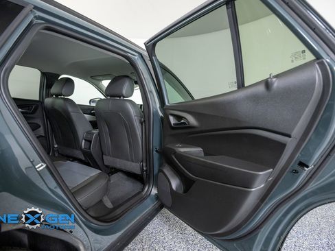 Used 2025 Chevrolet Trax LT FWD image 33