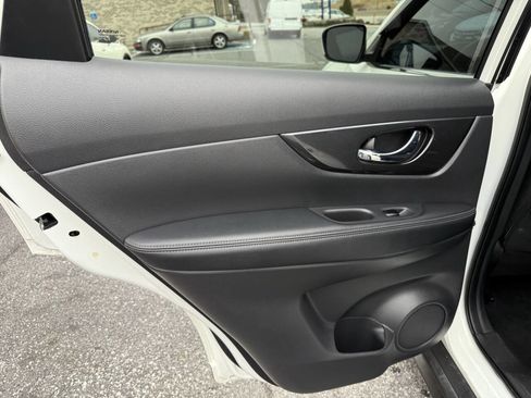 Used 2019 Nissan Rogue SV AWD/4WD image 12