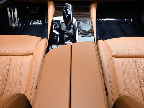 Used 2023 BMW 530e xDrive w/ Premium Package image 9