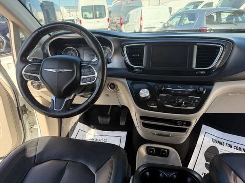 Used 2020 Chrysler Pacifica Touring-L FWD image 19