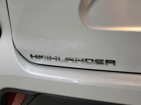 Used 2023 Toyota Highlander XLE AWD/4WD image 7