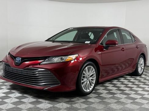 Used 2020 Toyota Camry XLE w/ Sunroof Package FWD image 2